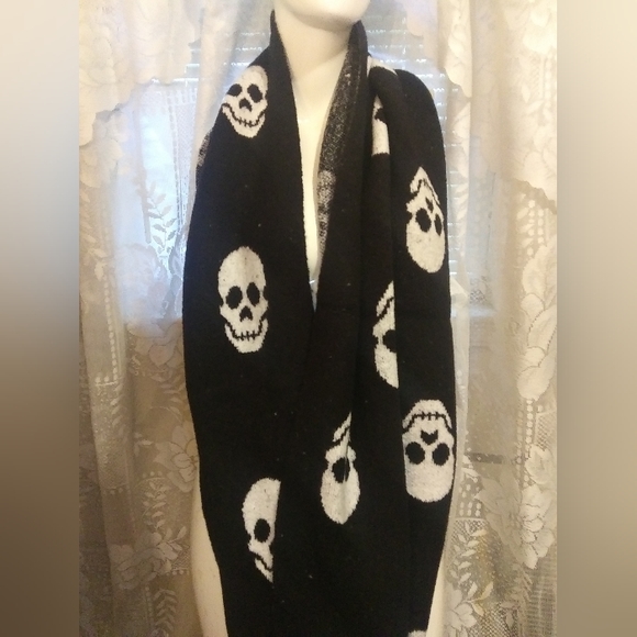 NWT Torrid Black and White Oblong Heavy Knit Scarf - Picture 2 of 5